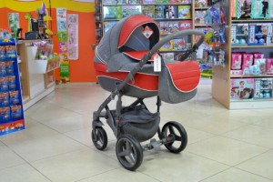 
                    Двухмиллионной жительнице Алматы подарили коляску
                