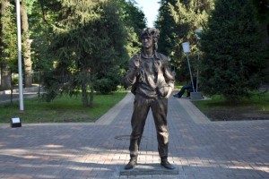 
                    В Алматы случайно снесли памятник Виктору Цою
                
