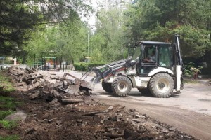 
                    Аким Алматы помог горожанам разрешить проблему обещанного ремонта двора
                