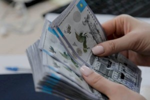 
                    Женщины в Казахстане зарабатывают на треть меньше мужчин
                