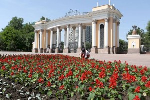
                    В Алматы посетители ЦПКиО будут делать селфи на фоне ковров из красных сальвий и цимерарий
                