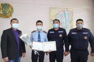 
                    Полицейского, боровшегося с пожаром, наградили в Алматинской области
                