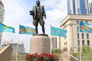 
                    В Нур-Султане установлен памятник легендарному военному летчику
                