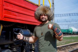 
                    Казахстанский силач протащил 24-тонный трактор на несколько метров
                