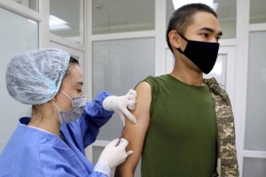 
                    Более 12 тыс. человек вакцинировались от коронавируса в армии Казахстана
                