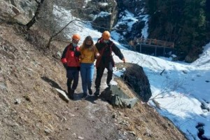 Девушку, испытавшую приступ горной болезни, спасли в горах Алматы