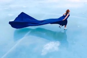 
                    Известная фигуристка представила на суд зрителей очередной перформанс
                