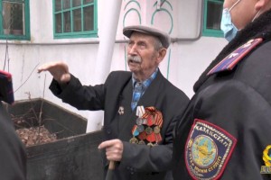 
                    Алматинские полицейские помогли ветерану ВОВ с разгрузкой угля
                
