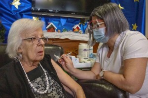 
                    Первой вакцинированной от коронавируса в Канаде стала 89-летняя Жизель Левек
                
