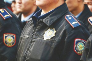 Стражи порядка проверяют торговые точки, где продают полицейскую форму в Алматы