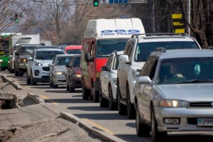 
                    Движение на центральном проспекте Алматы было парализовано
                