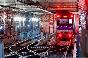 
                    Неизвестный прокатился в алматинском метро, зацепившись за вагон
                