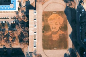 
                    Алматинские студенты выложили осенними листьями огромный портрет аль-Фараби
                