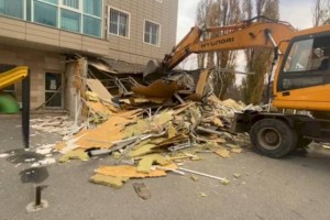 
                    После жалоб горожан незаконную пристройку снесли в Алматы
                