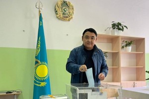 Заслуженный деятель Казахстана Далел Уашев проголосовал на референдуме в Алматы