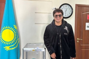 Солист группы «МузАРТ» Кенжебек Жанабилов проголосовал в Алматы