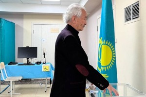Писатель Смагул Елубаев проголосовал на референдуме в Алматы