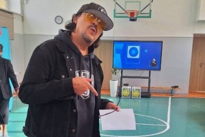 «Это требует осознанного подхода» – певец Жубаныш Жексенулы проголосовал на референдуме в Алматы