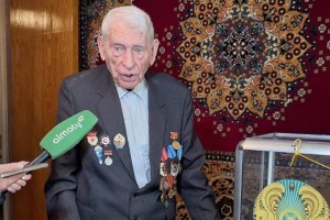 100-летний ветеран ВОВ проголосовал на референдуме в Алматы