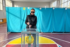 «Будущее - в наших руках»: певица Гарифа Игисинова проголосовала на референдуме в Алматы