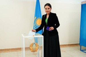 Деятель культуры Марал Анарбек проголосовала в Алматы на референдуме