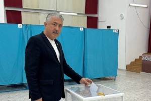 Одним из избирателей, который пришел на референдум, стал поэт Фархат Тамендаров