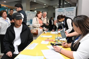 Популярные исполнители голосуют на избирательных участках в Алматы