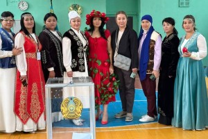 Референдум по АЭС: в национальной одежде проголосовали сотрудники Центра поддержки семьи в Алматы