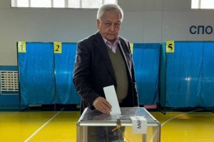 Председатель Союза писателей Казахстана Мереке Кулкенов принял участие в референдуме в Алматы