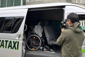 Алматинка Меруерт Кулахметова для участия в референдуме воспользовалась услугой инватакси