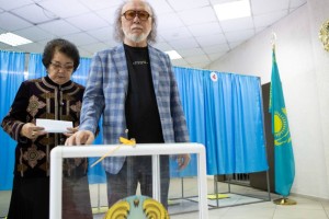 Основатель легендарного ансамбля «Дос-Мукасан» Мурат Кусаинов проголосовал на референдуме в Алматы