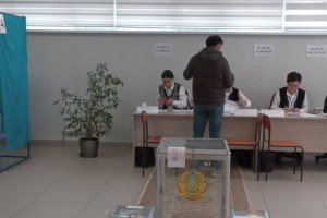 На избирательные участки в Алматы горожане приходят семьями