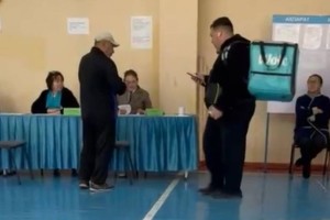 В Алматы на одном из избирательных участков был замечен курьер