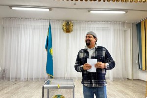 
                    Певец Парвиз Назаров проголосовал на референдуме в Алматы
                