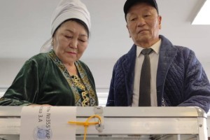 
                    Алматинцы проголосовали на референдуме в день своей золотой свадьбы 
                
