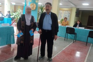 
                    Первых проголосовавших в Алматы избирателей встретили сладкими угощениями
                