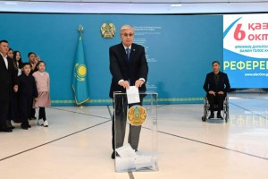 Токаев проголосовал на референдуме и ответил на вопросы СМИ