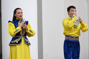 На избирательном участке в Алматы Гимн Казахстана исполнили на языке жестов
