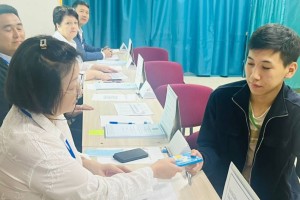Алматинские «ранние пташки» на референдуме получили презенты со смыслом