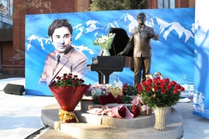 Голос эпохи: В Алматы открыли памятник легенде казахской оперы Ермеку Серкебаеву