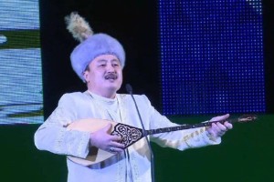 Депутат призывает не встречать зарубежных звезд в национальной одежде и не дарить им домбру