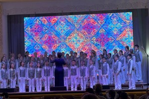 Ко Дню независимости алматинские школьники устроили грандиозный праздничный концерт