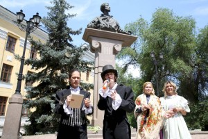 В день рождения Пушкина у его памятника прошел литературно-музыкальный перформанс