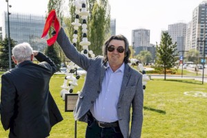 На территории Almaty Theatre установили скульптуру «Наследие» художника Асхата Ахмедьярова