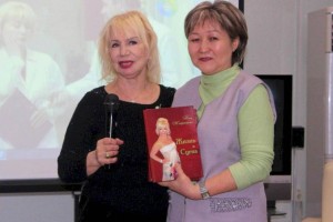 В Нацбиблиотеке заслуженная артистка РК Нина Жмеренецкая представила книгу «Жизнь и сцена»