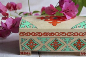 
                    Бопешка памятных мгновений: алматинка Aлина Сабралиева создает миниатюрные казахские национальные сундучки
                