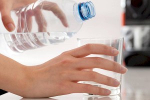 
                    Диетолог объяснила, зачем в жару пить щелочную воду
                