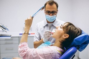 
                    Как правильно подобрать в Алматы стоматологическую клинику с минимальными расходами
                