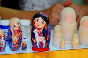 
                    Художница из Алматы расписывает русских матрешек в национальном казахском стиле
                