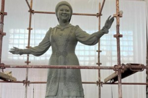 
                    Голос в бронзе: в памятнике Розе Баглановой нашло отражение ее творческое и человеческое дарование
                